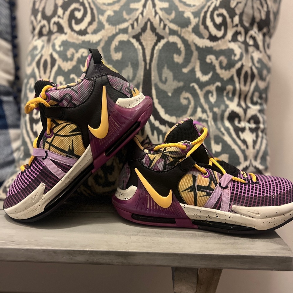 Like New size 7Y Nike LeBron Witness shoes